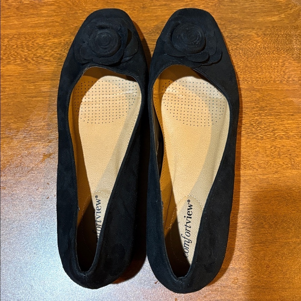 Comfortview Black Faux Suede Floral Slip-On Flats-Size 9M - Picture 7 of 9